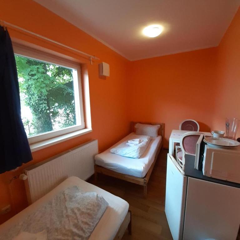 2-Rent Group Hostel Rooms&Apartments TUB19A - Zweibettzimmer mit Gemeinschaftsbad - 1