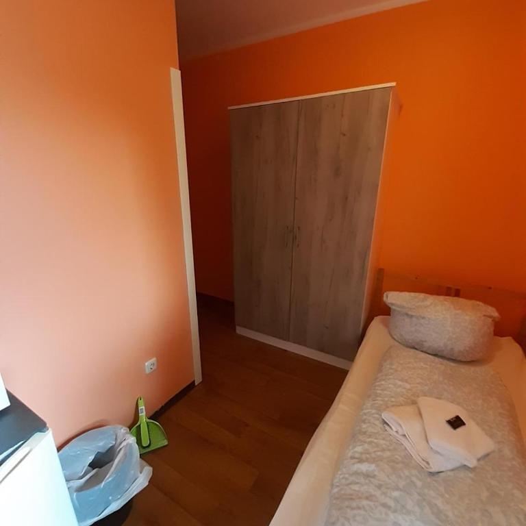 2-Rent Group Hostel Rooms&Apartments TUB19A - Zweibettzimmer mit Gemeinschaftsbad - 2