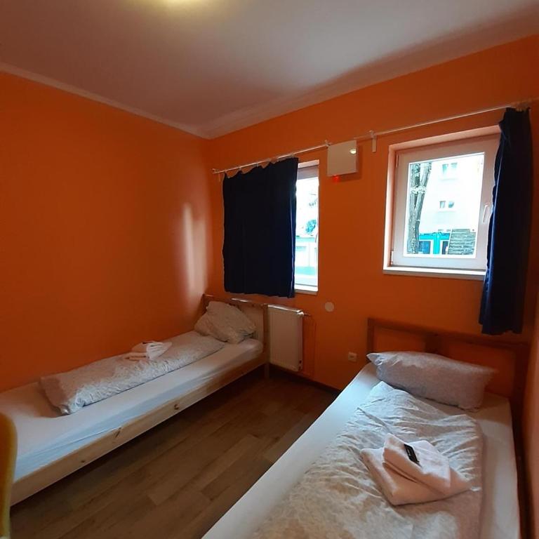 2-Rent Group Hostel Rooms&Apartments TUB19A - Zweibettzimmer mit Gemeinschaftsbad - 4
