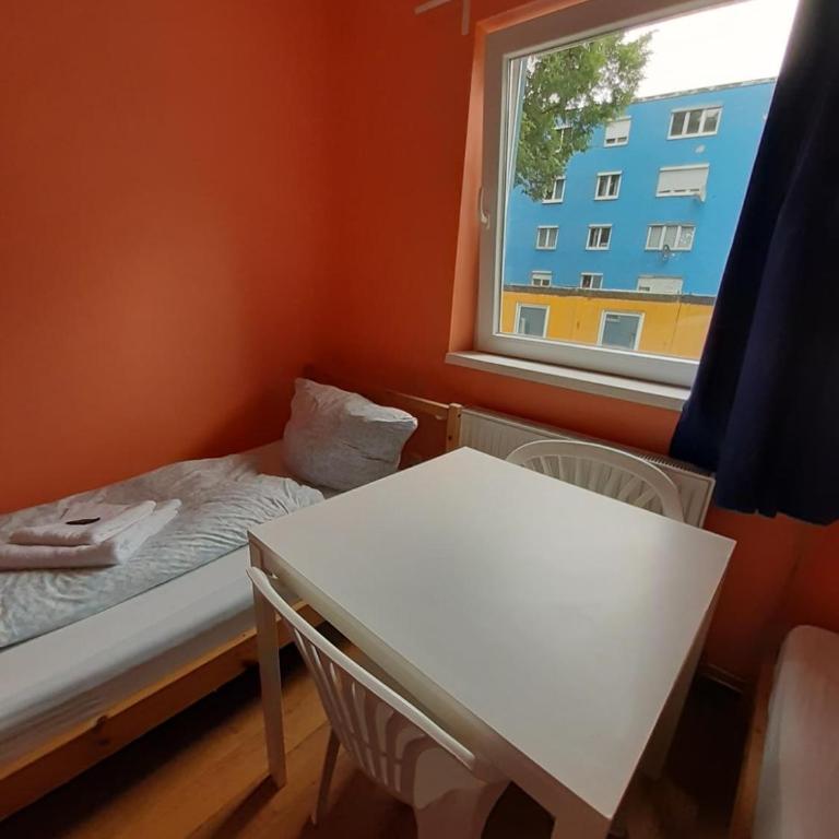 2-Rent Group Hostel Rooms&Apartments TUB19A - Einzelzimmer mit Gemeinschaftsbad - 2