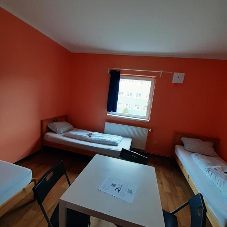 2-Rent Group Hostel Rooms&Apartments TUB19A - Dreibettzimmer mit Gemeinschaftsbad - 3