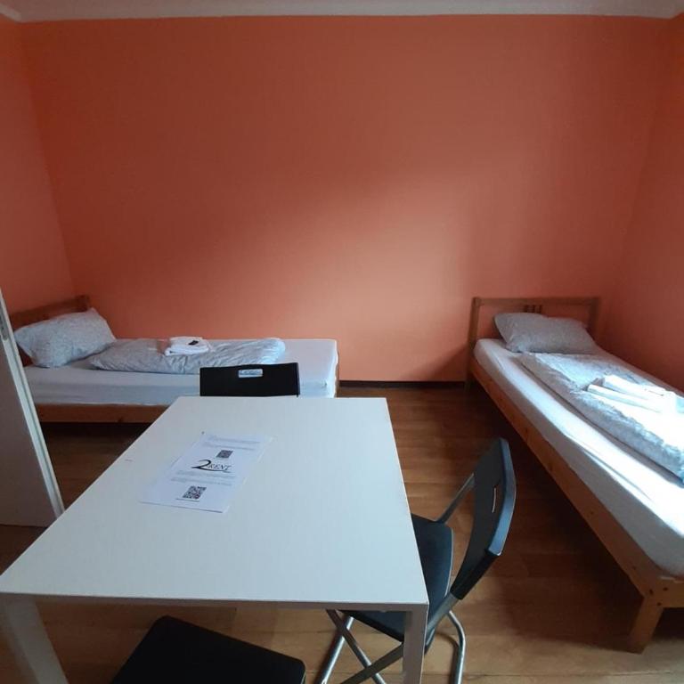 2-Rent Group Hostel Rooms&Apartments TUB19A - Dreibettzimmer mit Gemeinschaftsbad - 1