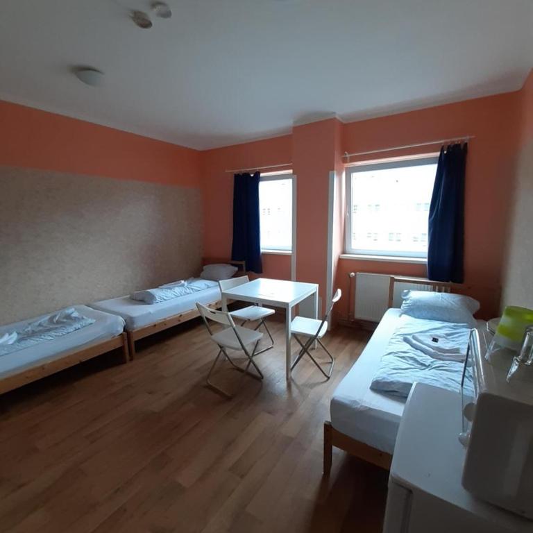 2-Rent Group Hostel Rooms&Apartments TUB19A - Dreibettzimmer mit Gemeinschaftsbad - 1