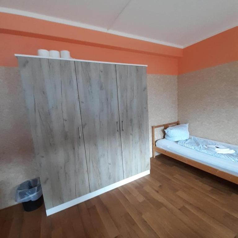 2-Rent Group Hostel Rooms&Apartments TUB19A - Dreibettzimmer mit Gemeinschaftsbad - 2