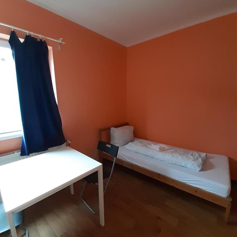 2-Rent Group Hostel Rooms&Apartments TUB19A - Zweibettzimmer mit Gemeinschaftsbad - 2
