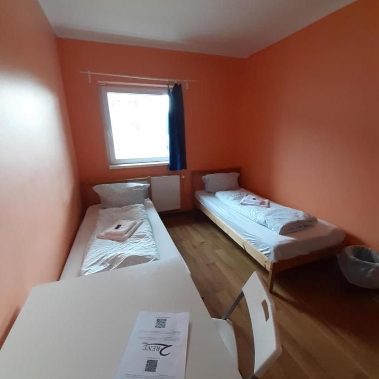 2-Rent Group Hostel Rooms&Apartments TUB19A - Zweibettzimmer mit Gemeinschaftsbad - 1