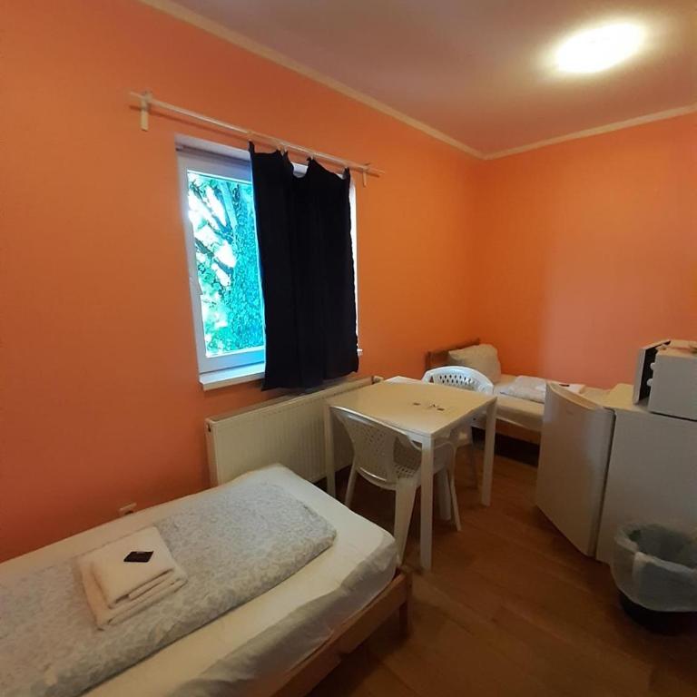 2-Rent Group Hostel Rooms&Apartments TUB19A - Zweibettzimmer mit Gemeinschaftsbad - 1