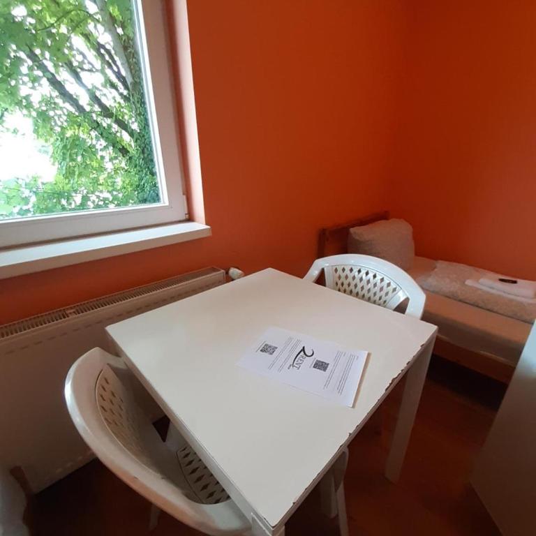 2-Rent Group Hostel Rooms&Apartments TUB19A - Zweibettzimmer mit Gemeinschaftsbad - 2