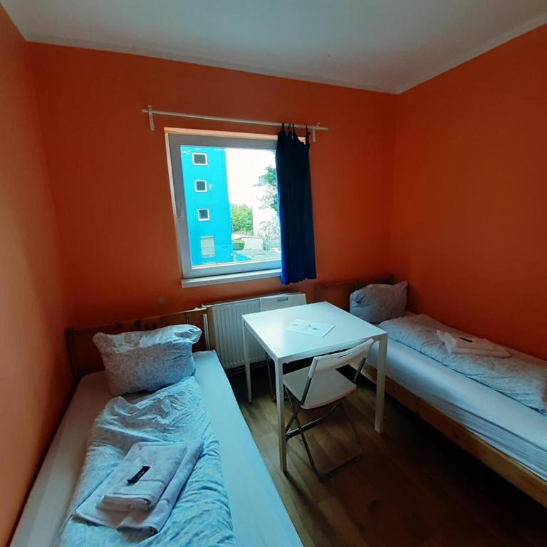 2-Rent Group Hostel Rooms&Apartments TUB19A - Zweibettzimmer mit Gemeinschaftsbad - 1