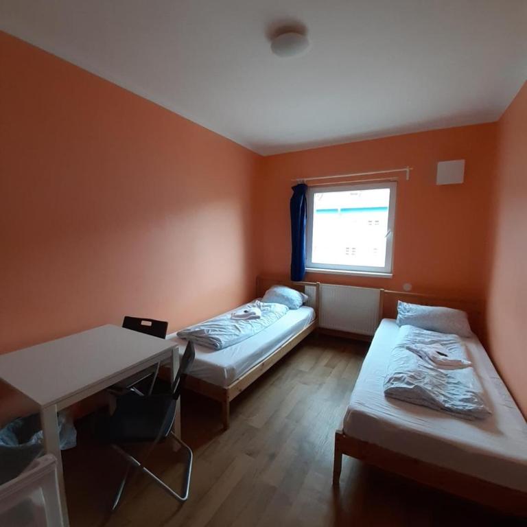 2-Rent Group Hostel Rooms&Apartments TUB19A - Zweibettzimmer mit Gemeinschaftsbad - 1