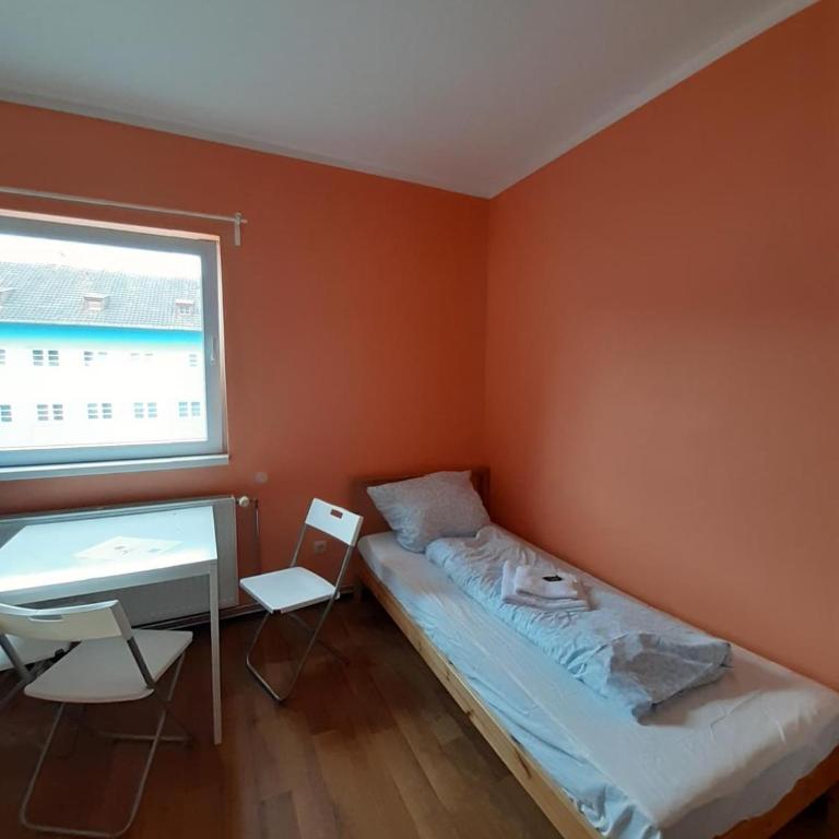 2-Rent Group Hostel Rooms&Apartments TUB19A - Dreibettzimmer mit Gemeinschaftsbad - 2