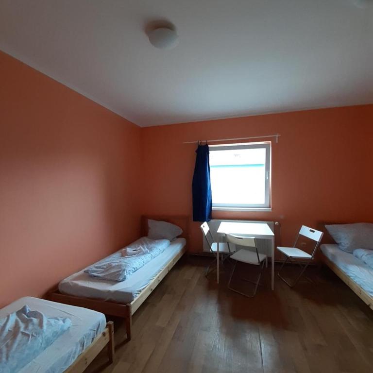 2-Rent Group Hostel Rooms&Apartments TUB19A - Dreibettzimmer mit Gemeinschaftsbad - 1