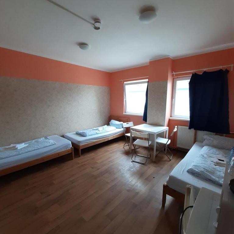2-Rent Group Hostel Rooms&Apartments TUB19A - Dreibettzimmer mit Gemeinschaftsbad - 2