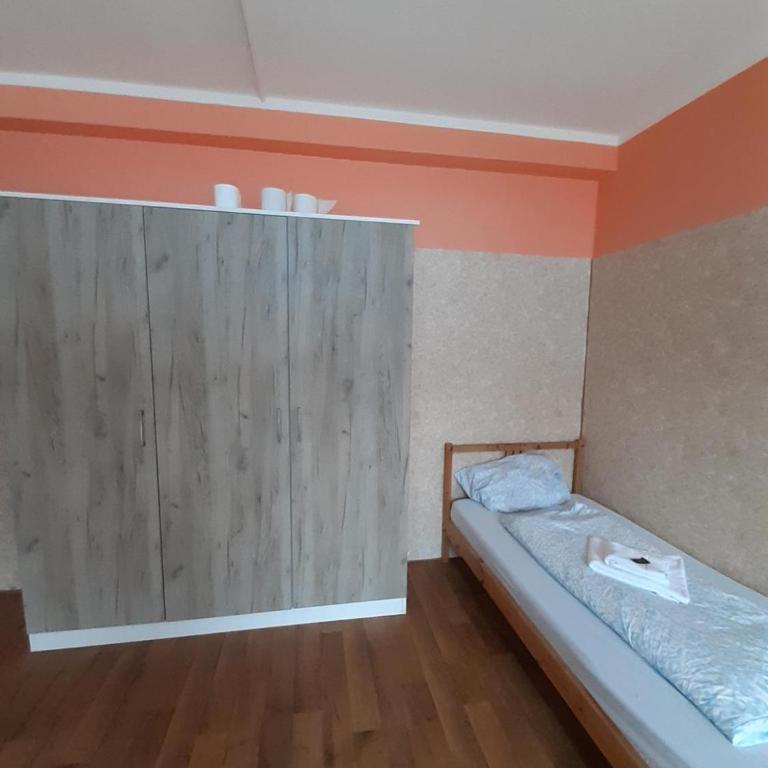 2-Rent Group Hostel Rooms&Apartments TUB19A - Dreibettzimmer mit Gemeinschaftsbad - 1