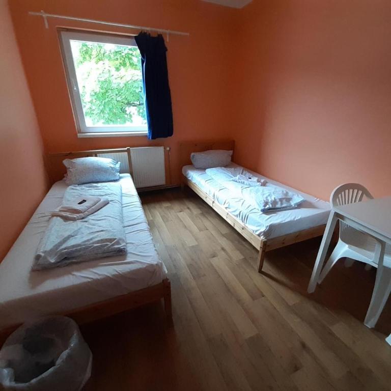 2-Rent Group Hostel Rooms&Apartments TUB19A - Zweibettzimmer mit Gemeinschaftsbad - 2
