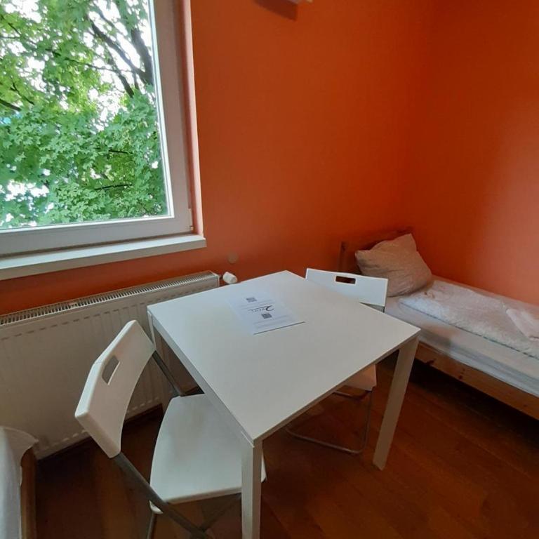 2-Rent Group Hostel Rooms&Apartments TUB19A - Zweibettzimmer mit Gemeinschaftsbad - 1