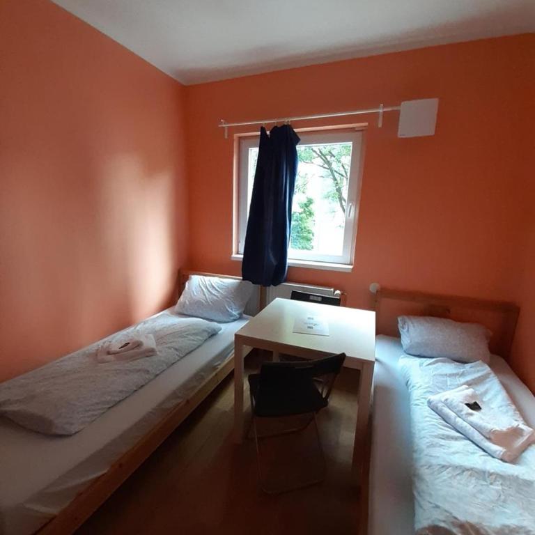 2-Rent Group Hostel Rooms&Apartments TUB19A - Zweibettzimmer mit Gemeinschaftsbad - 1