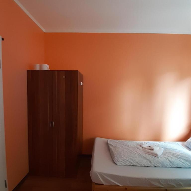 2-Rent Group Hostel Rooms&Apartments TUB19A - Zweibettzimmer mit Gemeinschaftsbad - 2