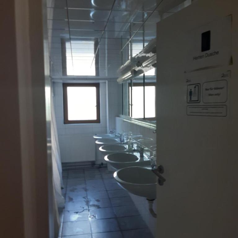 2-Rent Group Hostel Rooms&Apartments EVE168 - Standard Zweibettzimmer mit Gemeinschaftsbad - 2