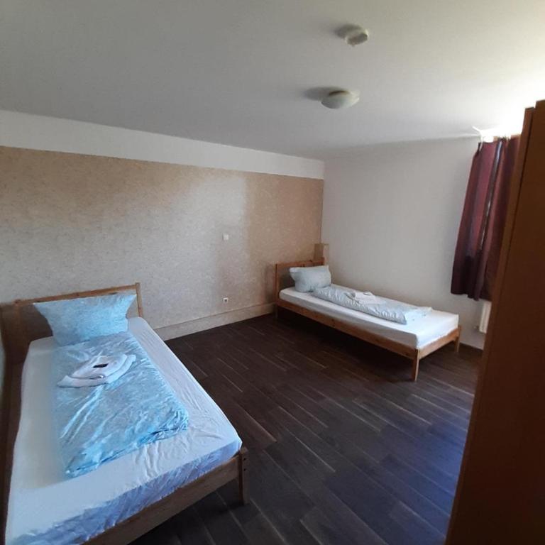 2-Rent Group Hostel Rooms&Apartments EVE168 - Dreibettzimmer - 3