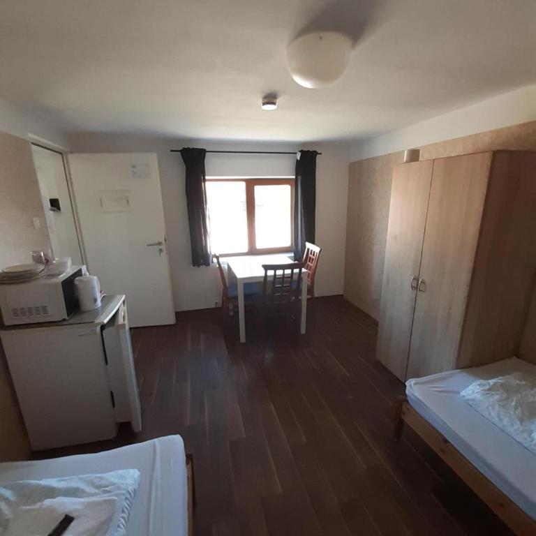2-Rent Group Hostel Rooms&Apartments EVE168 - Zweibettzimmer mit Gemeinschaftsbad - 6