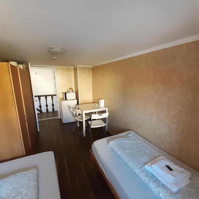 2-Rent Group Hostel Rooms&Apartments EVE168 - Zweibettzimmer mit Gemeinschaftsbad - 5