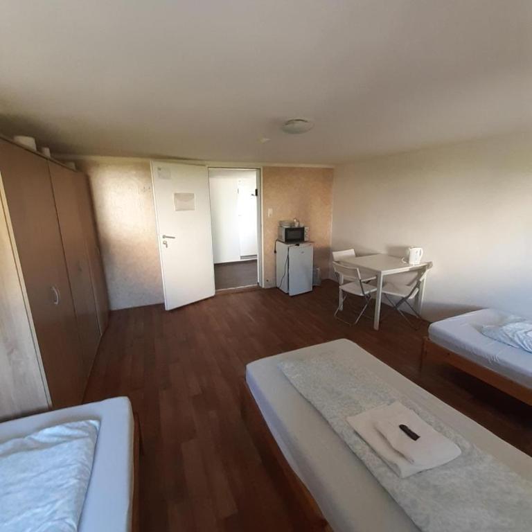 2-Rent Group Hostel Rooms&Apartments EVE168 - Dreibettzimmer mit Gemeinschaftsbad - 7
