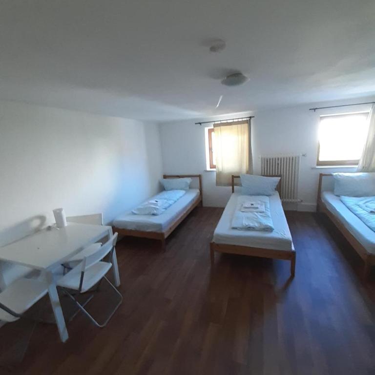 2-Rent Group Hostel Rooms&Apartments EVE168 - Dreibettzimmer mit Gemeinschaftsbad - 6