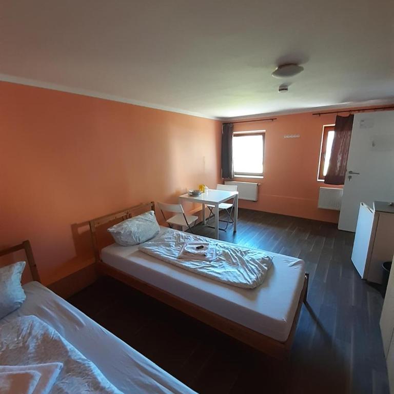 2-Rent Group Hostel Rooms&Apartments EVE168 - Dreibettzimmer mit Gemeinschaftsbad - 5