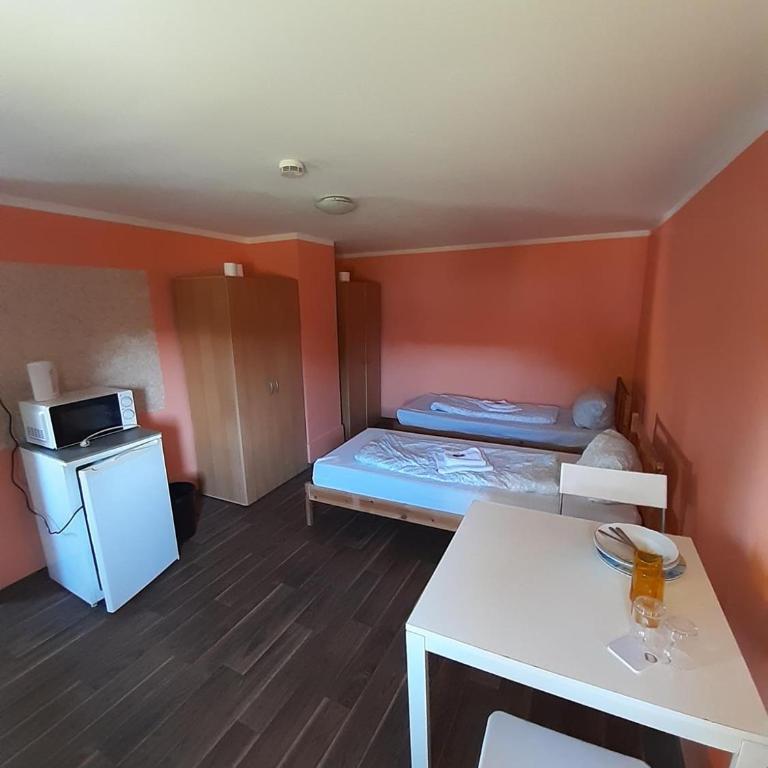 2-Rent Group Hostel Rooms&Apartments EVE168 - Dreibettzimmer mit Gemeinschaftsbad - 6