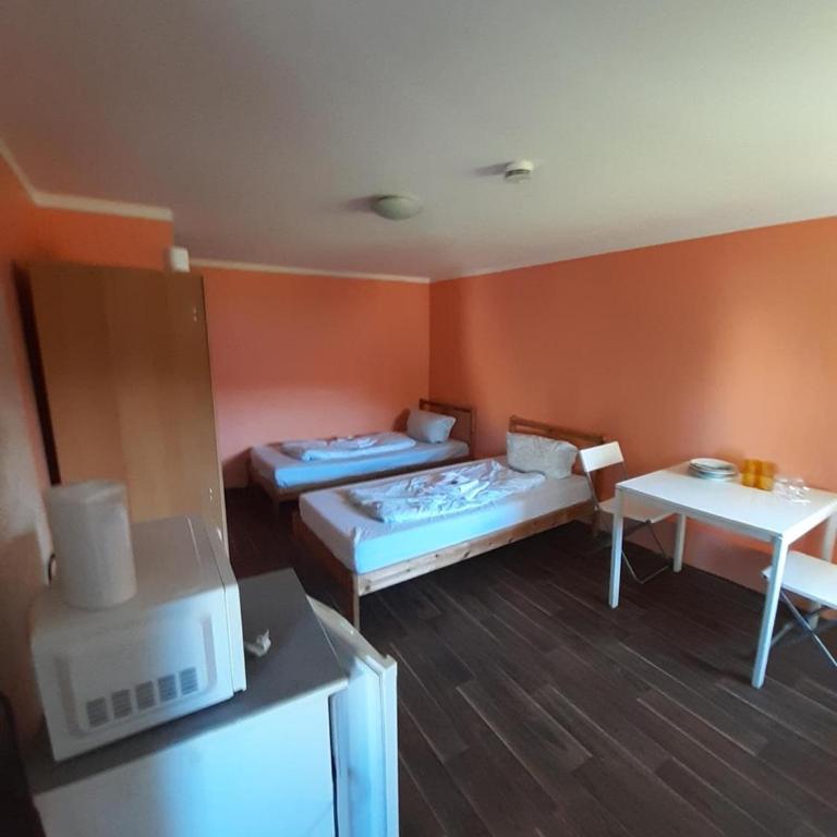 2-Rent Group Hostel Rooms&Apartments EVE168 - Dreibettzimmer mit Gemeinschaftsbad - 7