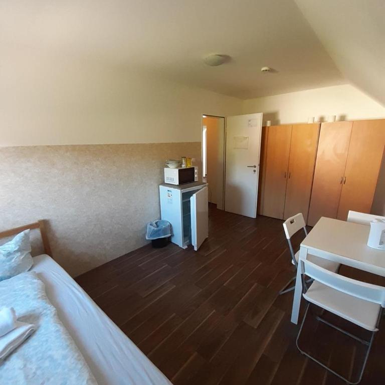 2-Rent Group Hostel Rooms&Apartments EVE168 - Dreibettzimmer mit Gemeinschaftsbad - 8