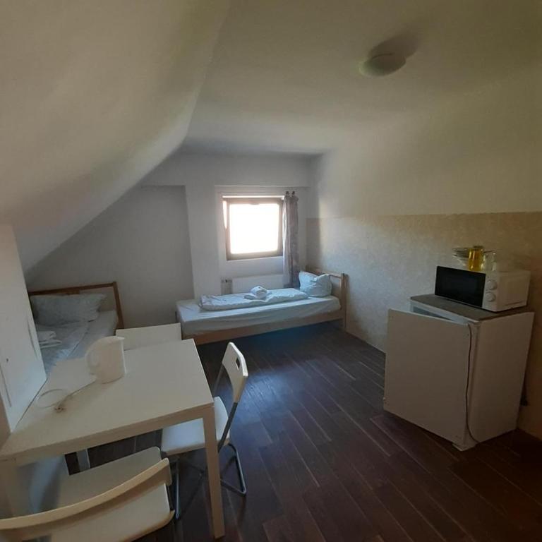 2-Rent Group Hostel Rooms&Apartments EVE168 - Dreibettzimmer mit Gemeinschaftsbad - 6