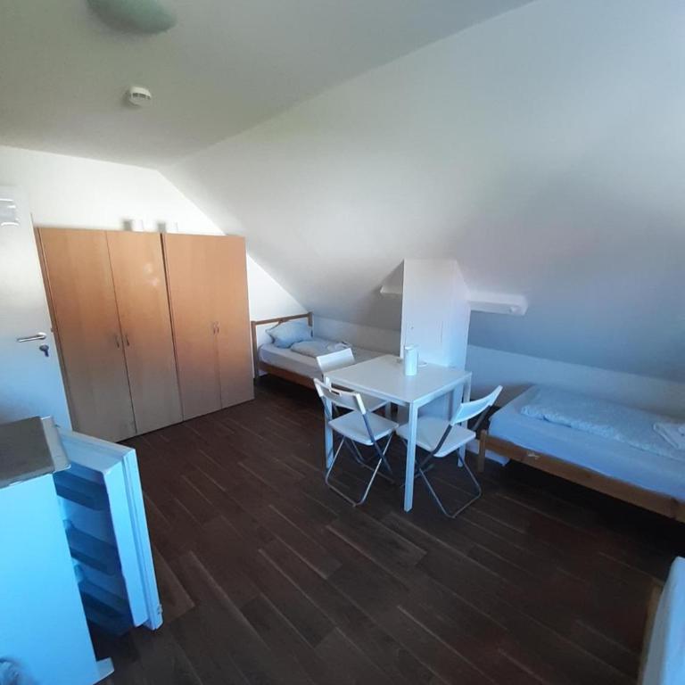 2-Rent Group Hostel Rooms&Apartments EVE168 - Dreibettzimmer mit Gemeinschaftsbad - 5
