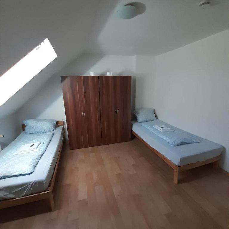 2-Rent Group Hostel Rooms&Apartments EVE168 - Dreibettzimmer mit Gemeinschaftsbad - 6