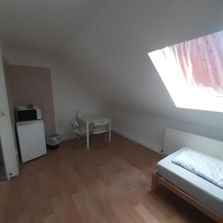 2-Rent Group Hostel Rooms&Apartments EVE168 - Dreibettzimmer mit Gemeinschaftsbad - 5