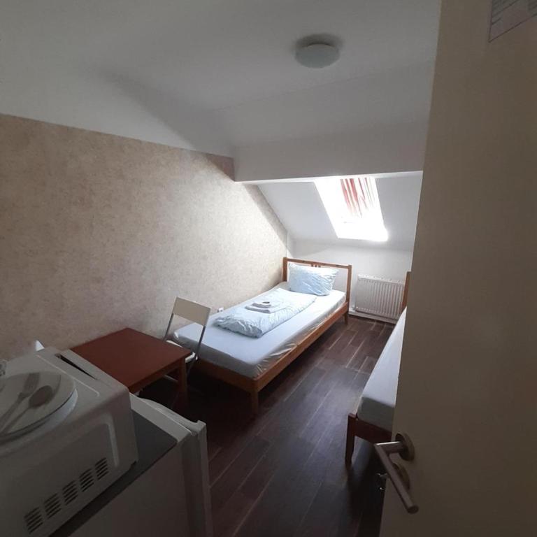 2-Rent Group Hostel Rooms&Apartments EVE168 - Zweibettzimmer mit Gemeinschaftsbad - 8