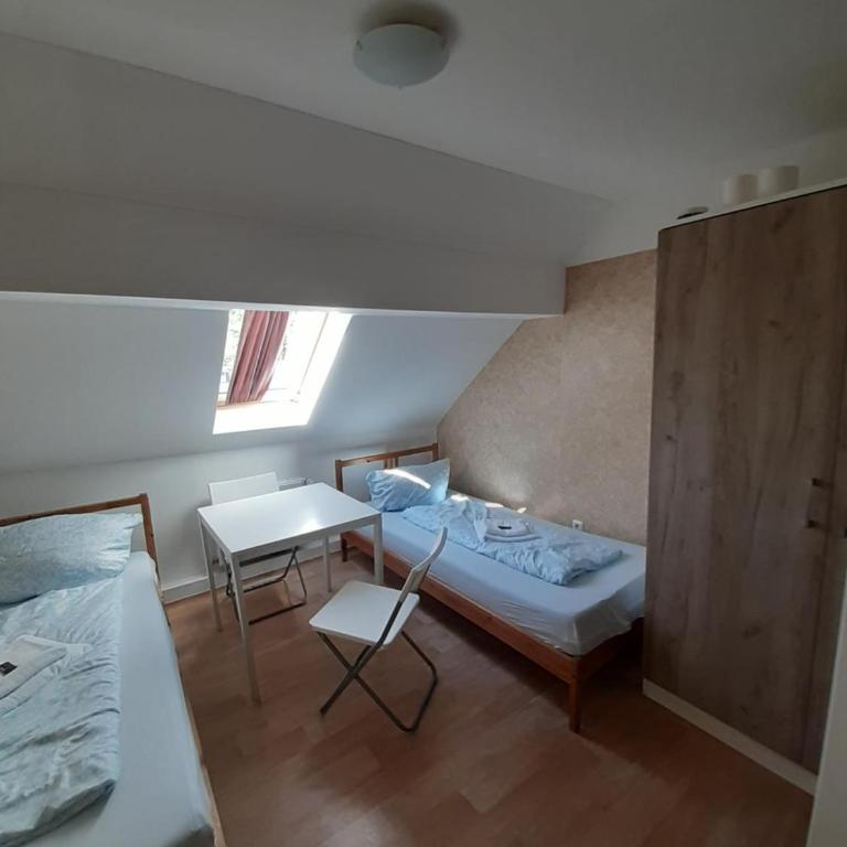 2-Rent Group Hostel Rooms&Apartments EVE168 - Zweibettzimmer mit Gemeinschaftsbad - 7