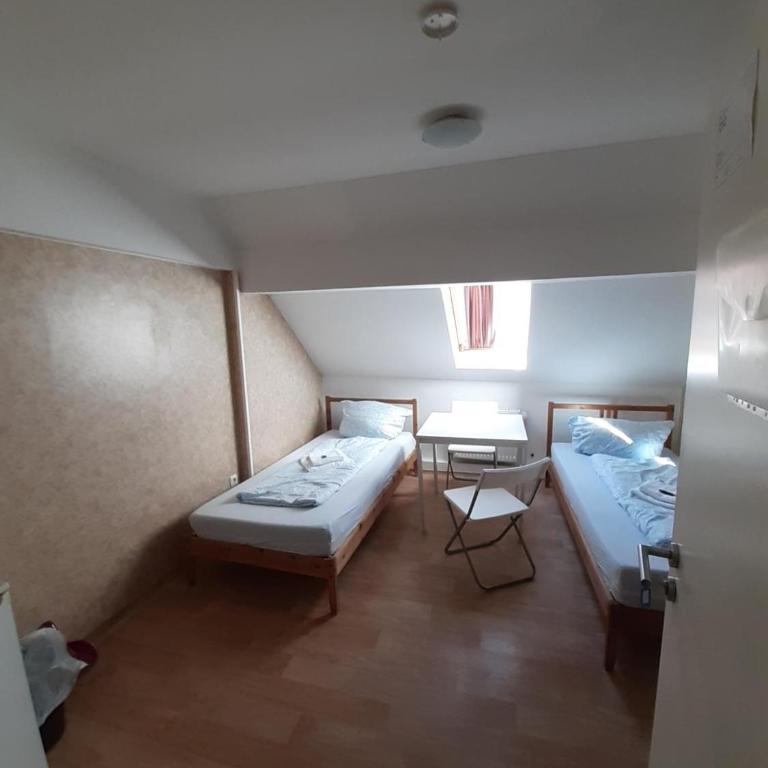 2-Rent Group Hostel Rooms&Apartments EVE168 - Zweibettzimmer mit Gemeinschaftsbad - 8