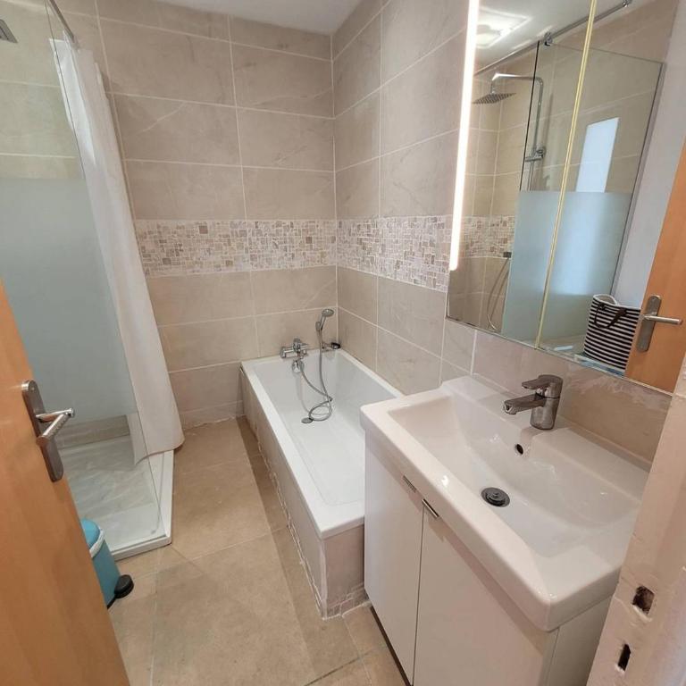 Centre Ville Appartement t2 pour 4 personnes N31 - Apartment mit 1 Schlafzimmer, Meerblick und Terrasse - 5