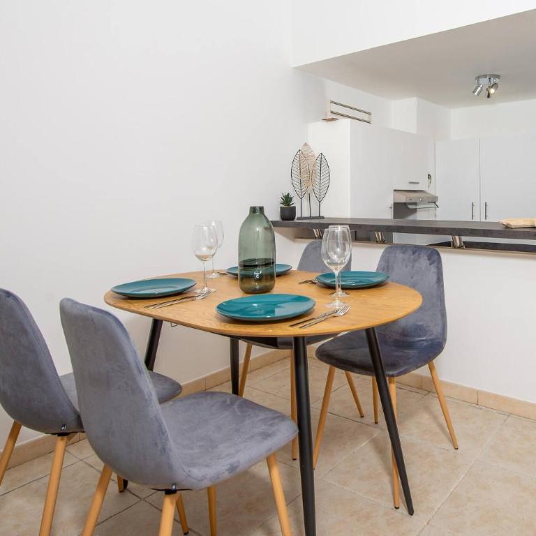 Élégance au Cœur du Vieil Antibes 2 Chambres climatisation 6 personnes - Appartement - 2