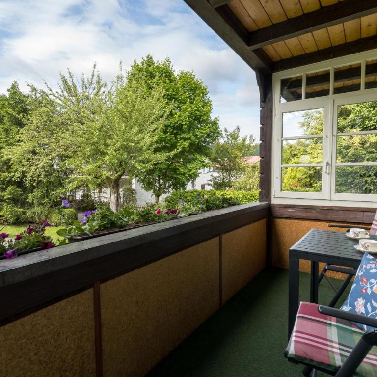 Lingg Ferienwohnungen - Apartment mit 1 Schlafzimmer, Balkon und Bergblick - 5