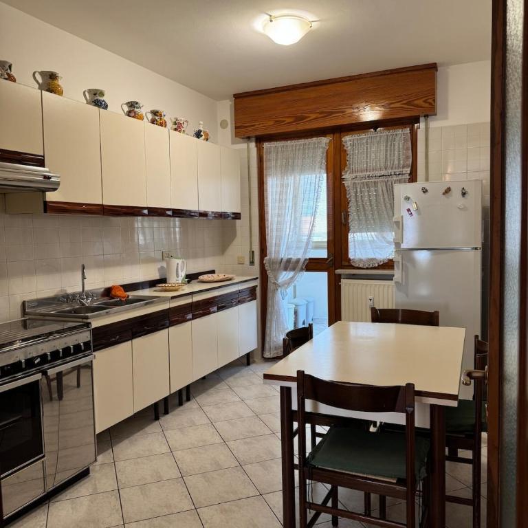 Back to the 70s, Large three-bedroom with parking - Appartamento con 3 Camere da Letto - 3
