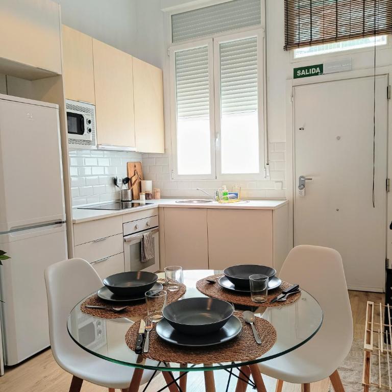 Tourist loft, 6 metro stops to center, AC & 2BR & WiFi - Two-Bedroom Apartment - 3