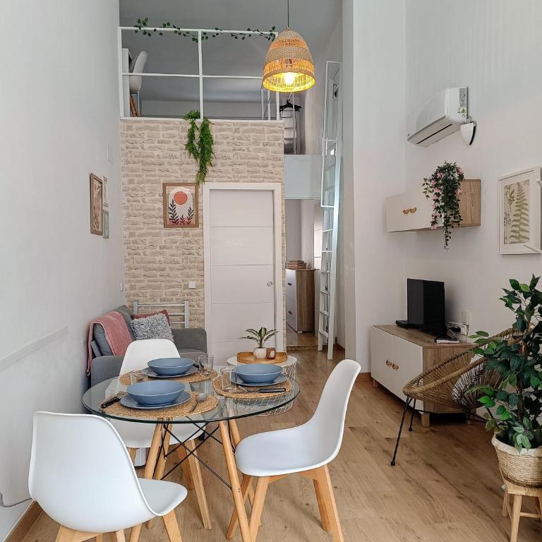 Tourist loft, 6 metro stops to center, AC & 2BR & WiFi - Two-Bedroom Apartment - 9