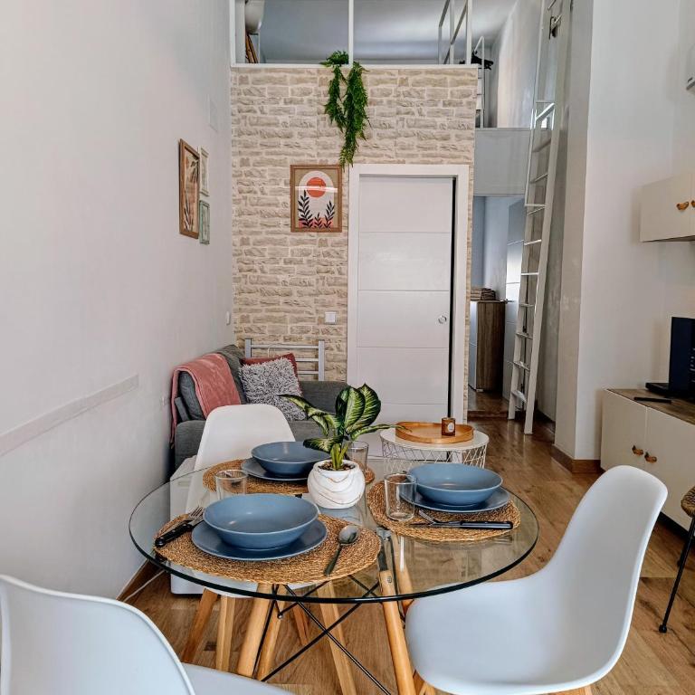 Tourist loft, 6 metro stops to center, AC & 2BR & WiFi - Two-Bedroom Apartment - 2
