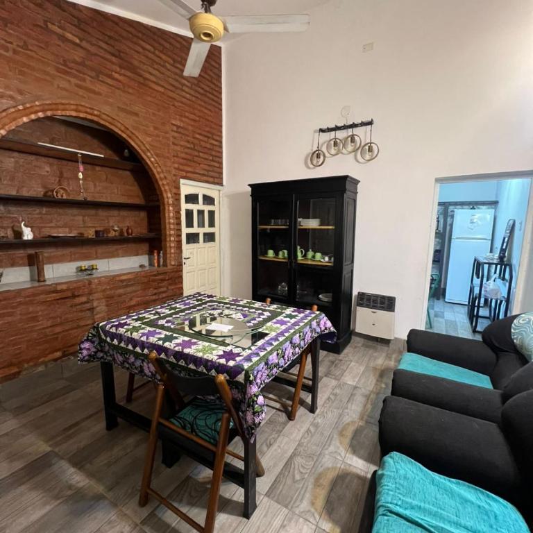 Casa y Deptos hasta 14 personas a minutos del del estadio, nodo tecnologico, y quincho de los Carabajal - One-Bedroom House - 6