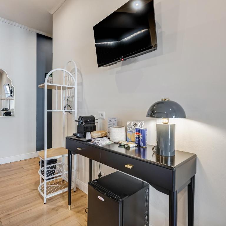 Vivilo Collection - Charme 24 Suites - Close to Via Veneto - Camera Tripla con Vasca - 2