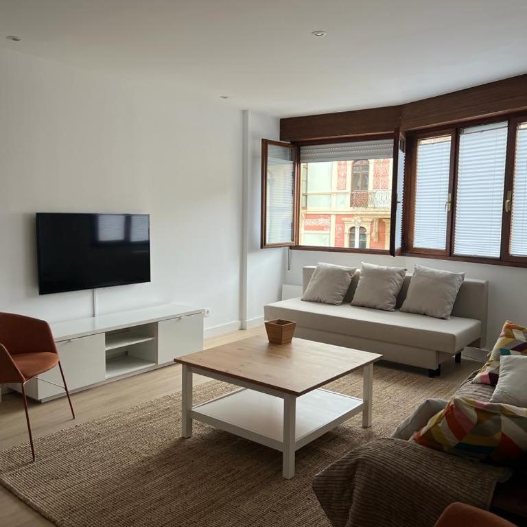 Luminoso y céntrico Llanes - Two-Bedroom Apartment with City View - 3