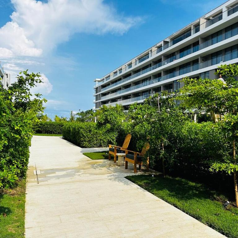 Spectacular Beachfront Apartment - Two-Bedroom Apartment - 80